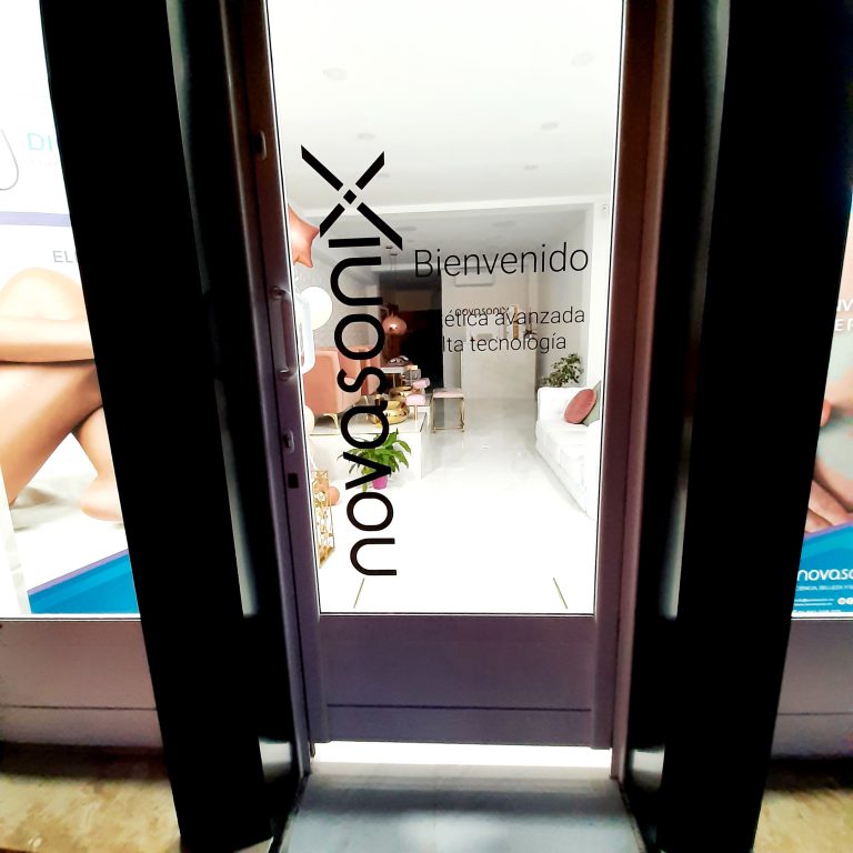 Fachada y puerta acceso al centro Bio-Benessere Estética Avanzada
